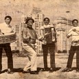 Alguém sabe quem são esses? É o Genival Lacerda e o Trio Luar do sertão, composto por Bacural (zabumba), Zé Pacheco (sanfona) e Zé Palito (triângulo). Segundo a Katrina, filha...
