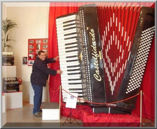 o-maior-acordeon-do-mundo-exposto-no-museu-na-antiga-fabrica-de-acordeon-paolo-soprani