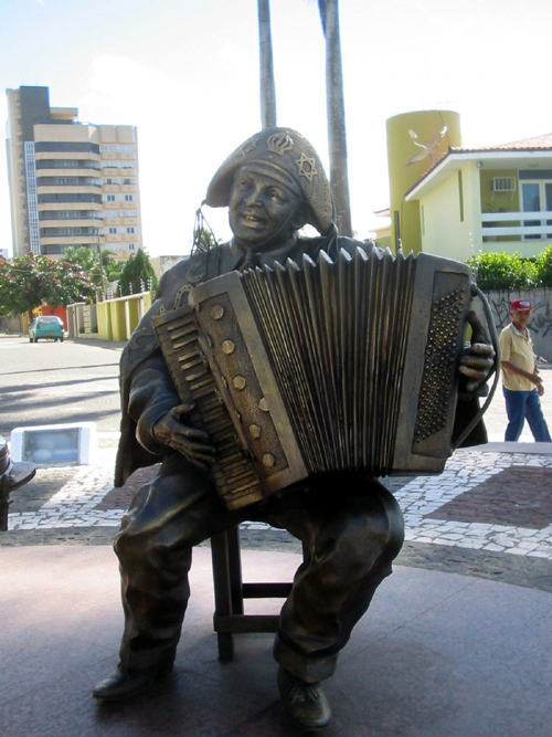 luiz-gonzaga-estatua-de-bronze1