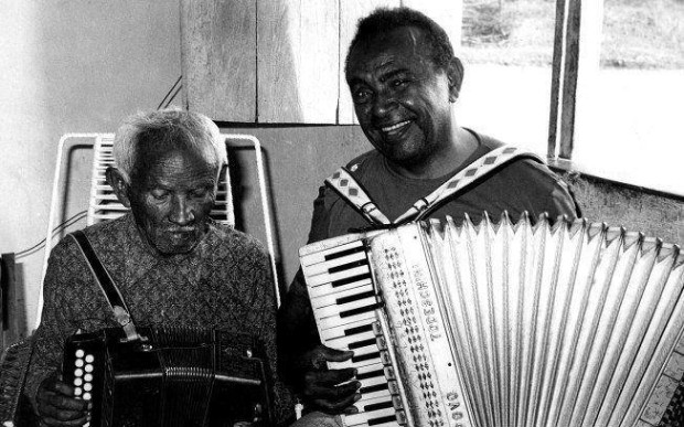 O sanfoneiro Luiz Gonzaga ao lado de seu pai, Januário dos Santos, em sua casa na cidade de Exu, no Pernambuco, 1972.